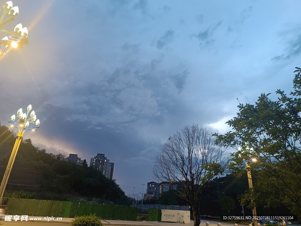 黄昏公园路灯下的静谧景致