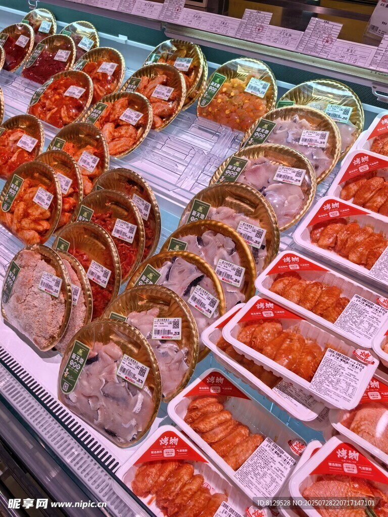 多样海鲜食材陈列展示