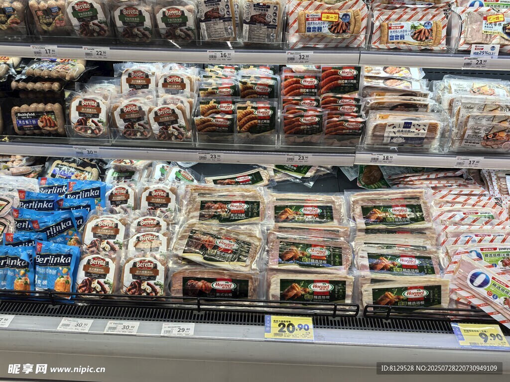 超市货架上琳琅满目的零食