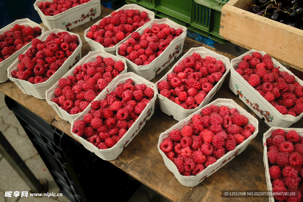 新鲜树莓整齐摆放在筐中