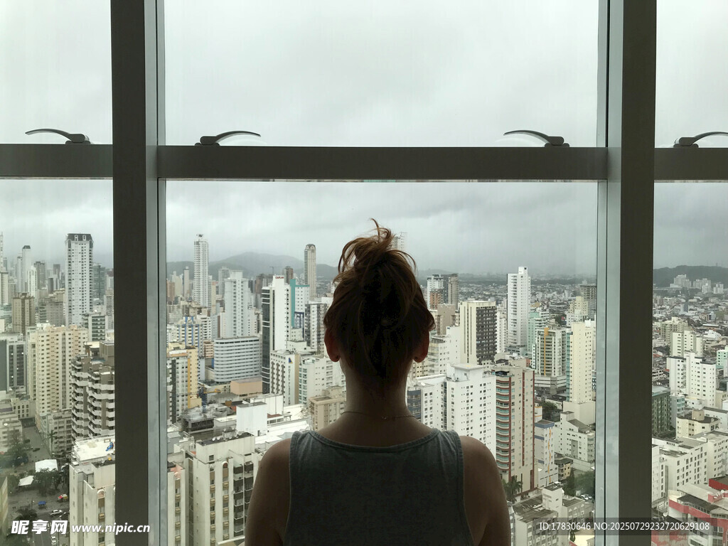 女子俯瞰繁华都市景观