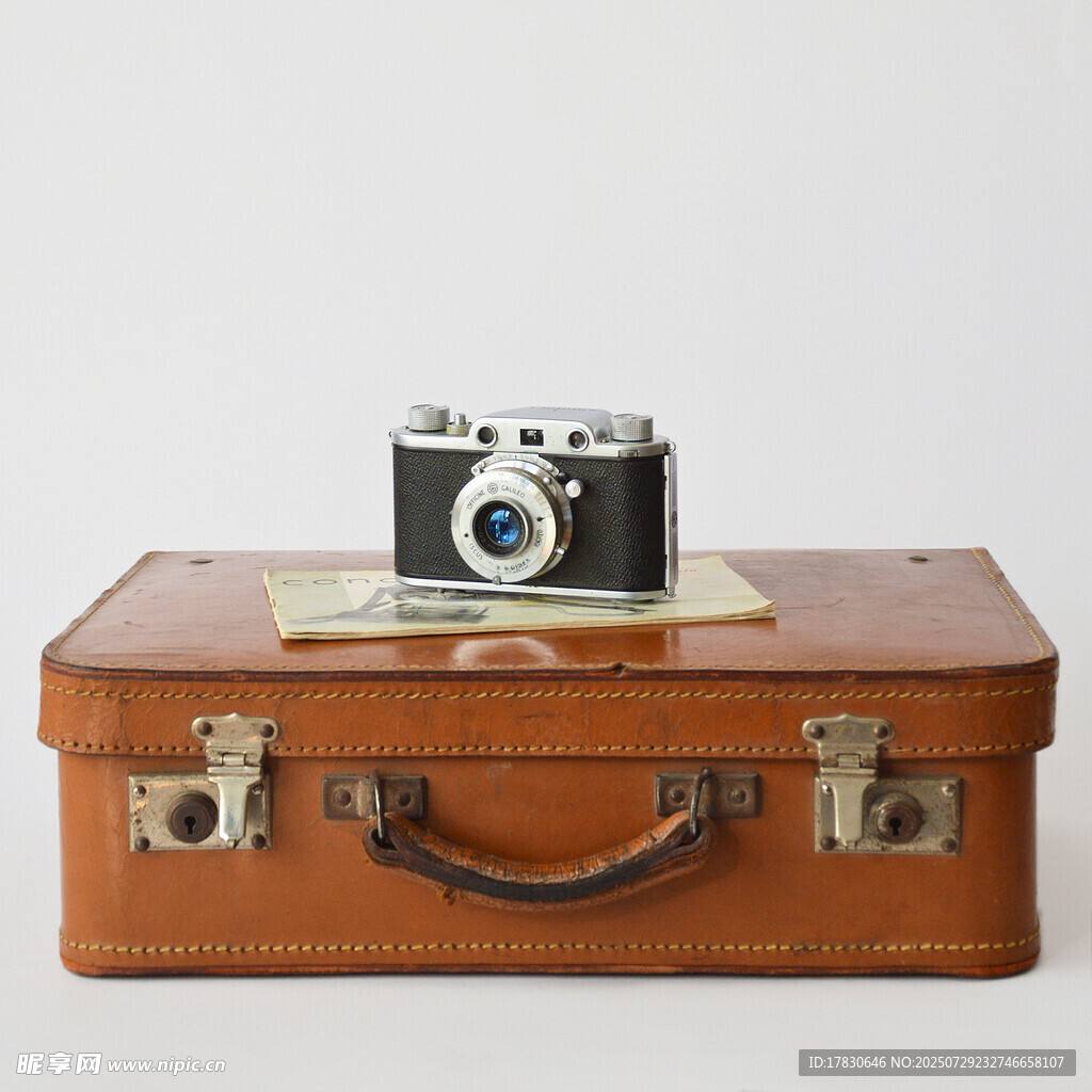 复古相机置于复古皮箱上
