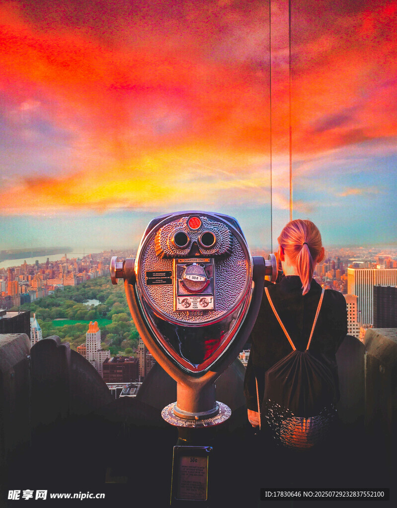 观景台上的望远镜与风景