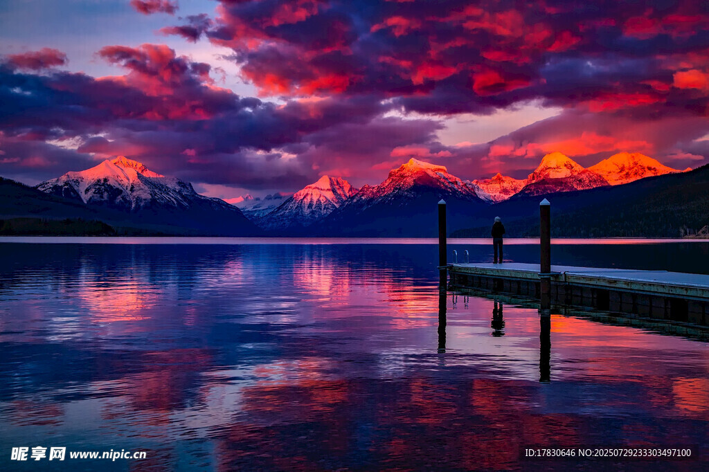 湖畔绚丽晚霞与静谧倒影