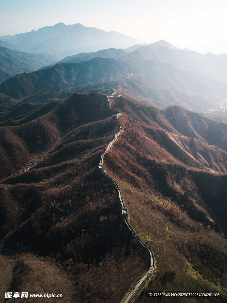 蜿蜒山路穿行于层峦之间