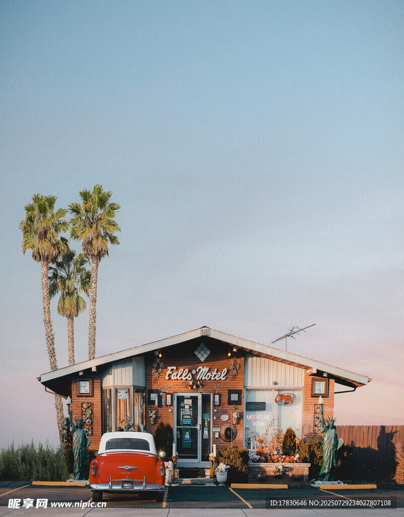 复古小屋旁的经典红白汽车