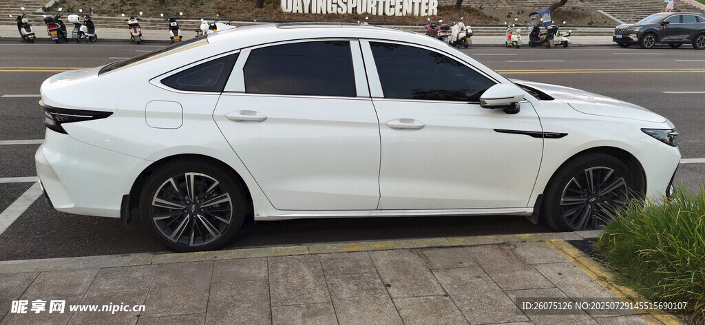 白色轿车外观展示