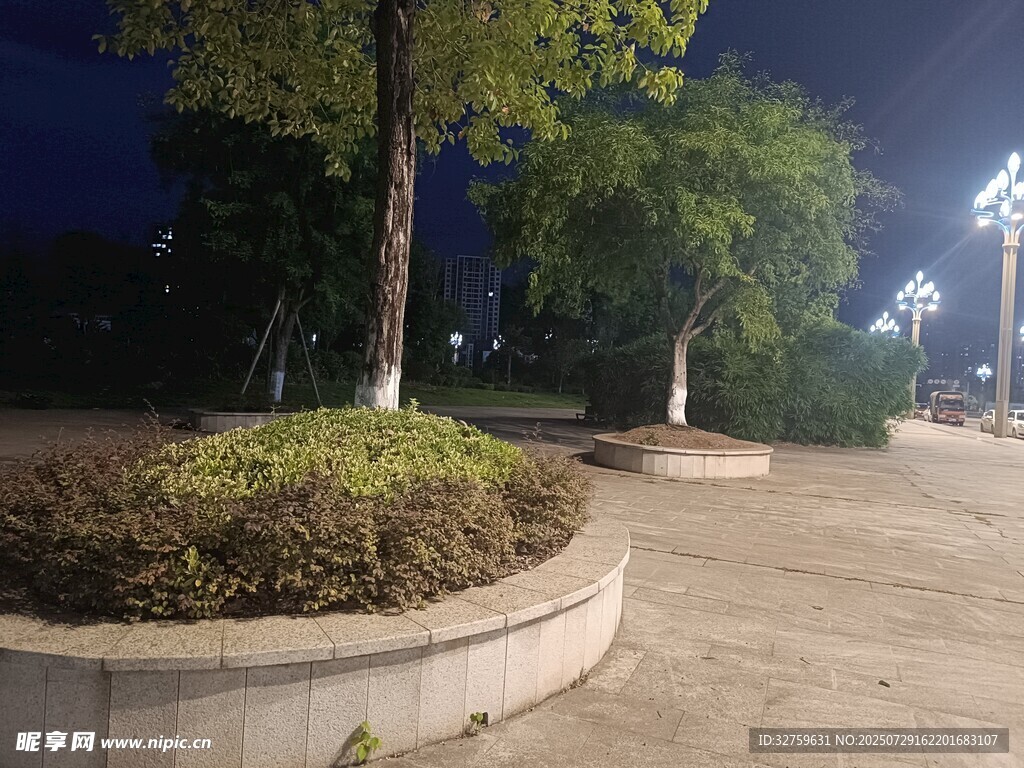 夜晚公园的静谧角落