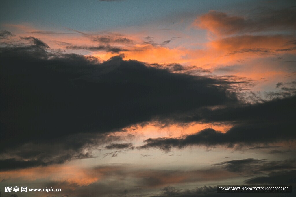 夕阳下的绚烂天空倒影
