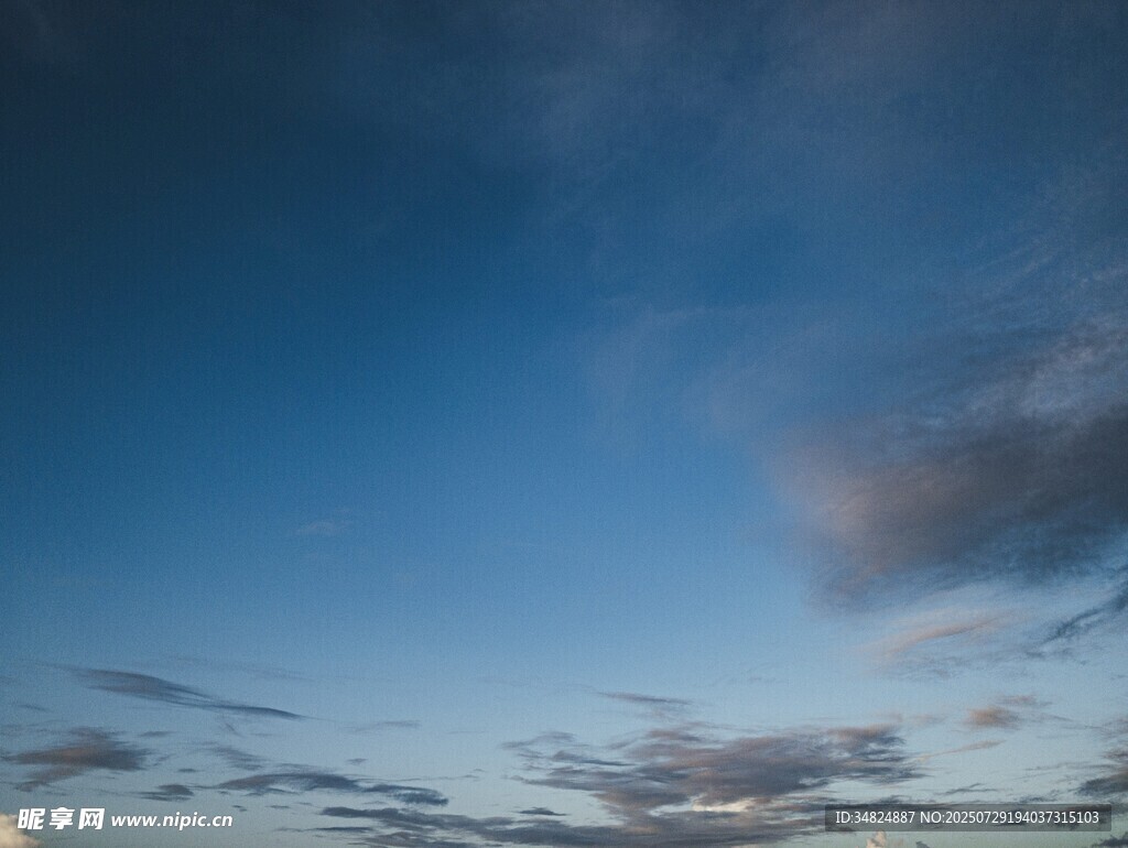 蓝天飘絮状云朵