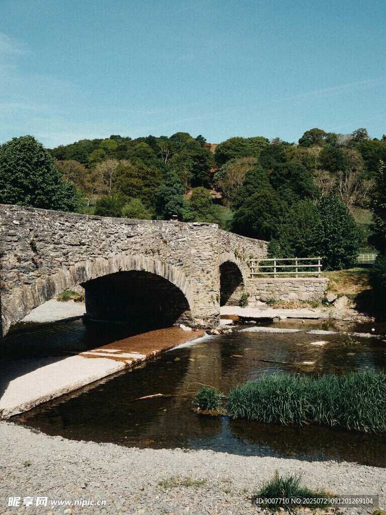 古老石桥横跨宁静水域