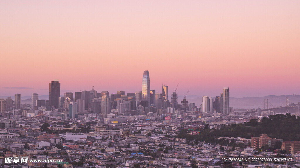 黄昏下的繁华都市景观
