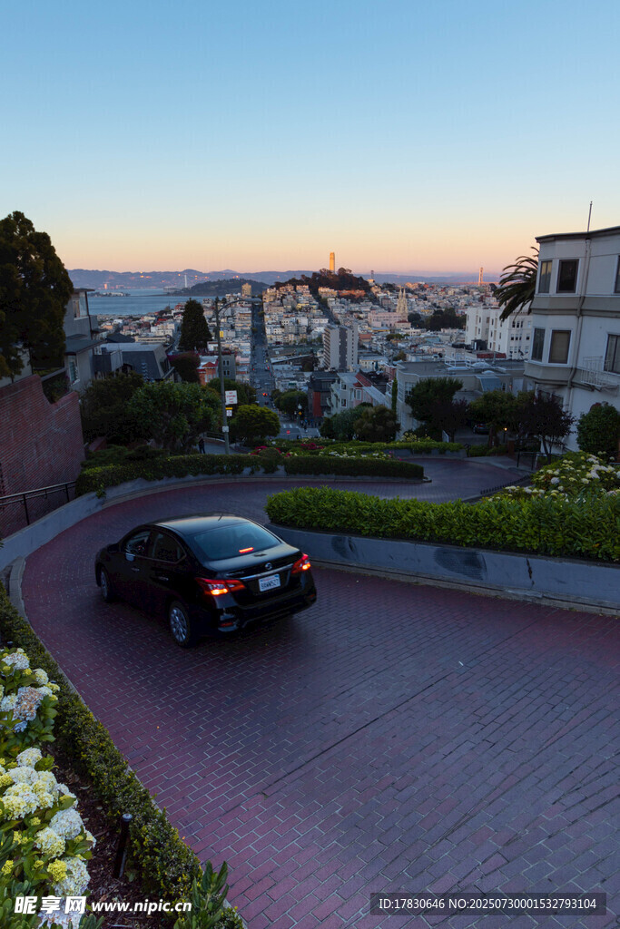 蜿蜒道路上的黑色汽车