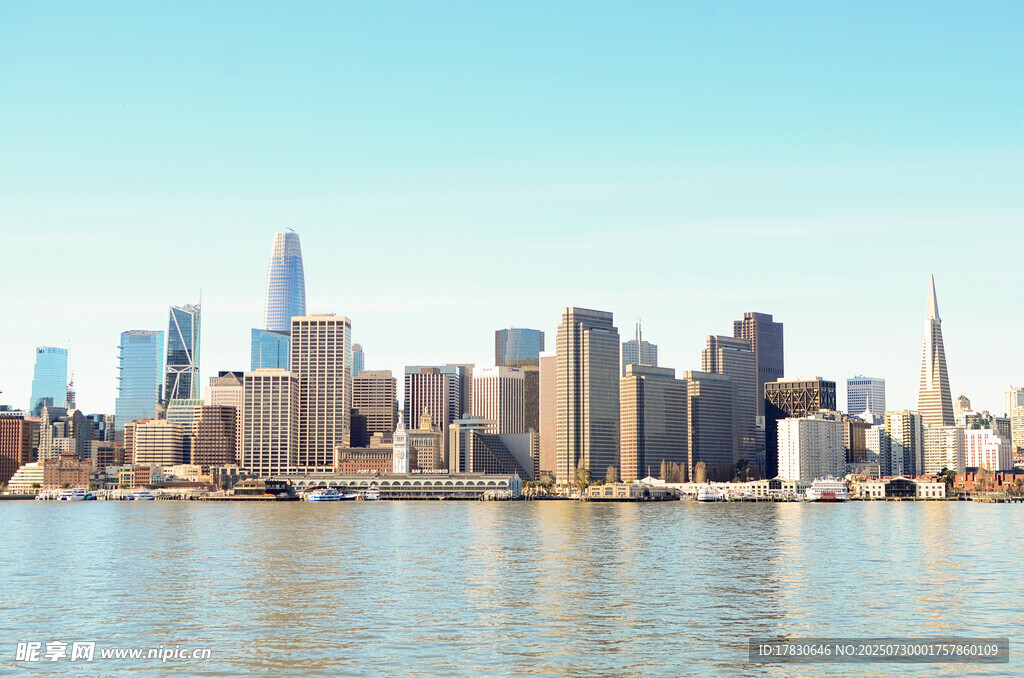 城市天际线与水边壮丽景观