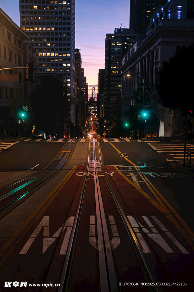 城市黄昏下的繁忙街道