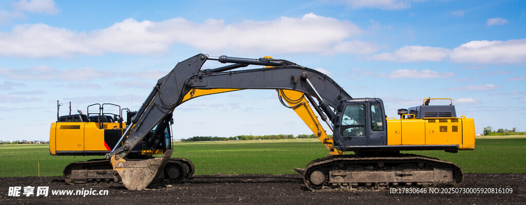 黄色挖掘机在户外作业