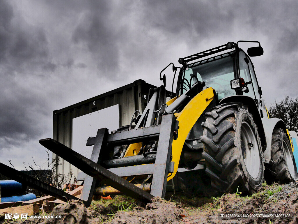 田野中的重型装载机