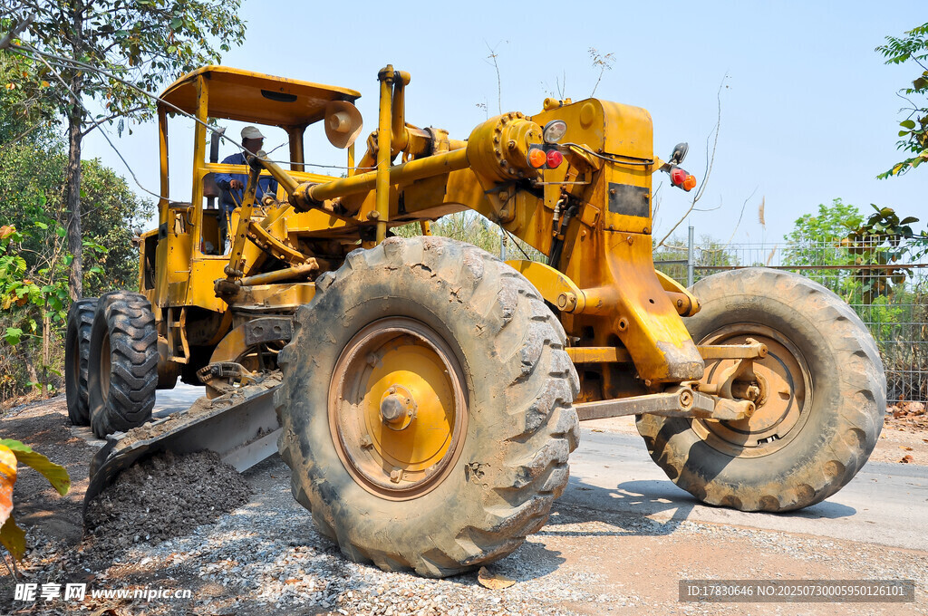 黄色平地机在户外作业