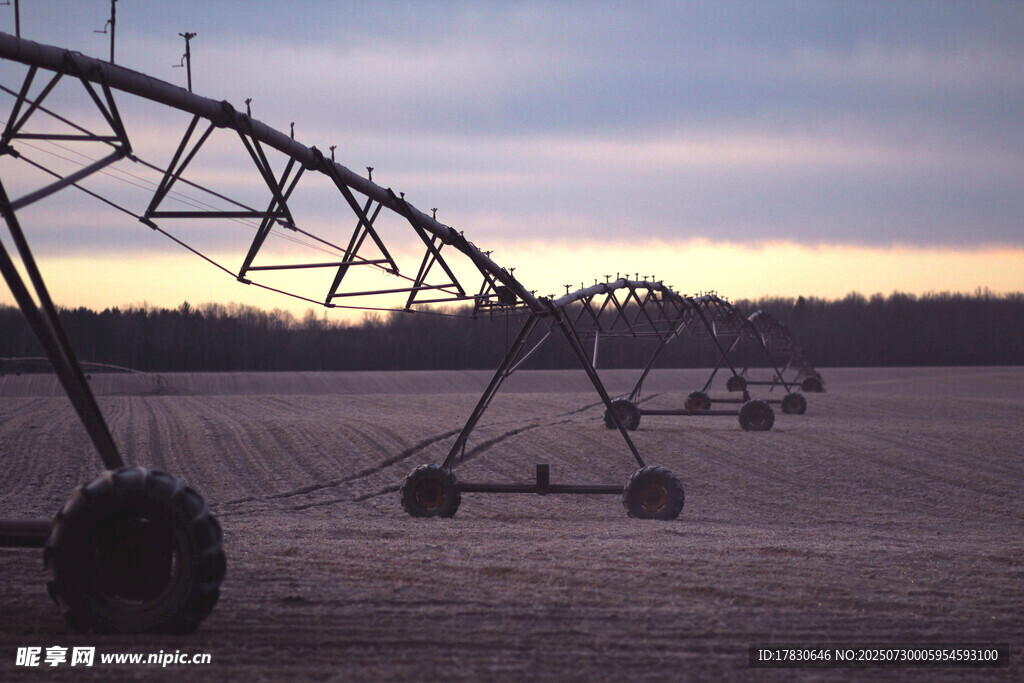 农田灌溉设备的黄昏景象