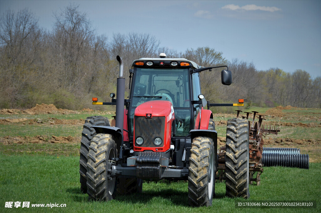 田野中的红色拖拉机