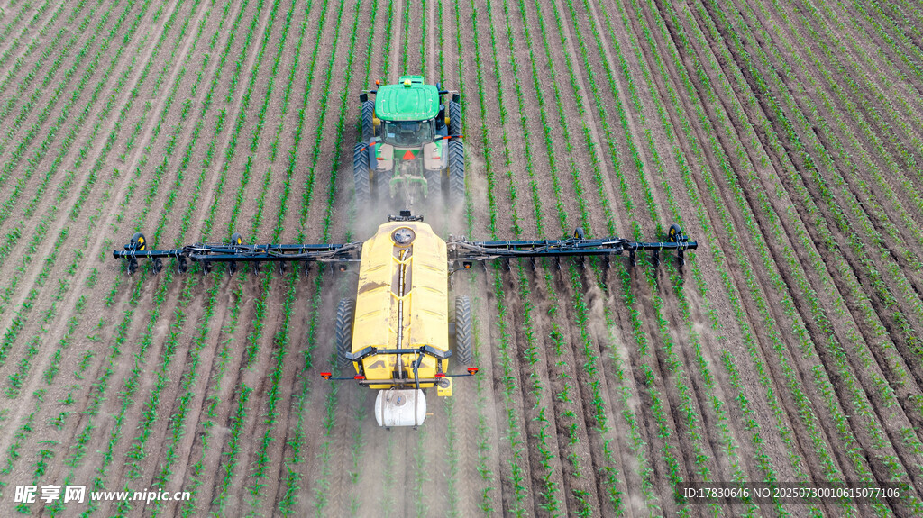 农田中的大型农业收割设备