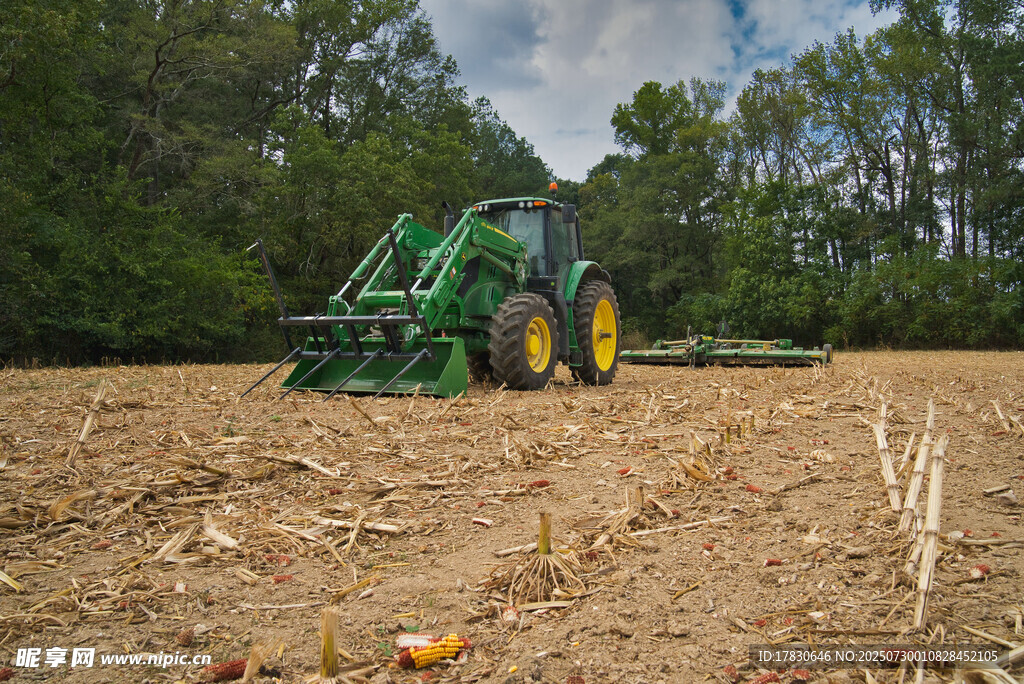 农田中的绿色拖拉机作业