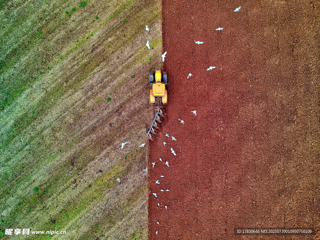 农田中拖拉机作业场景