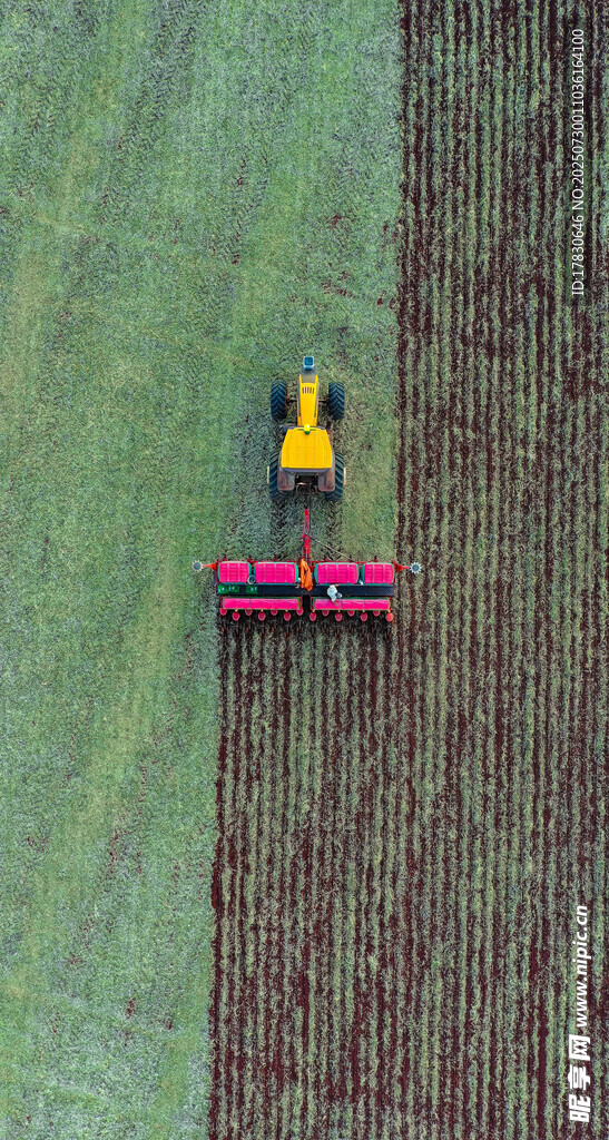 田野中行驶的拖拉机