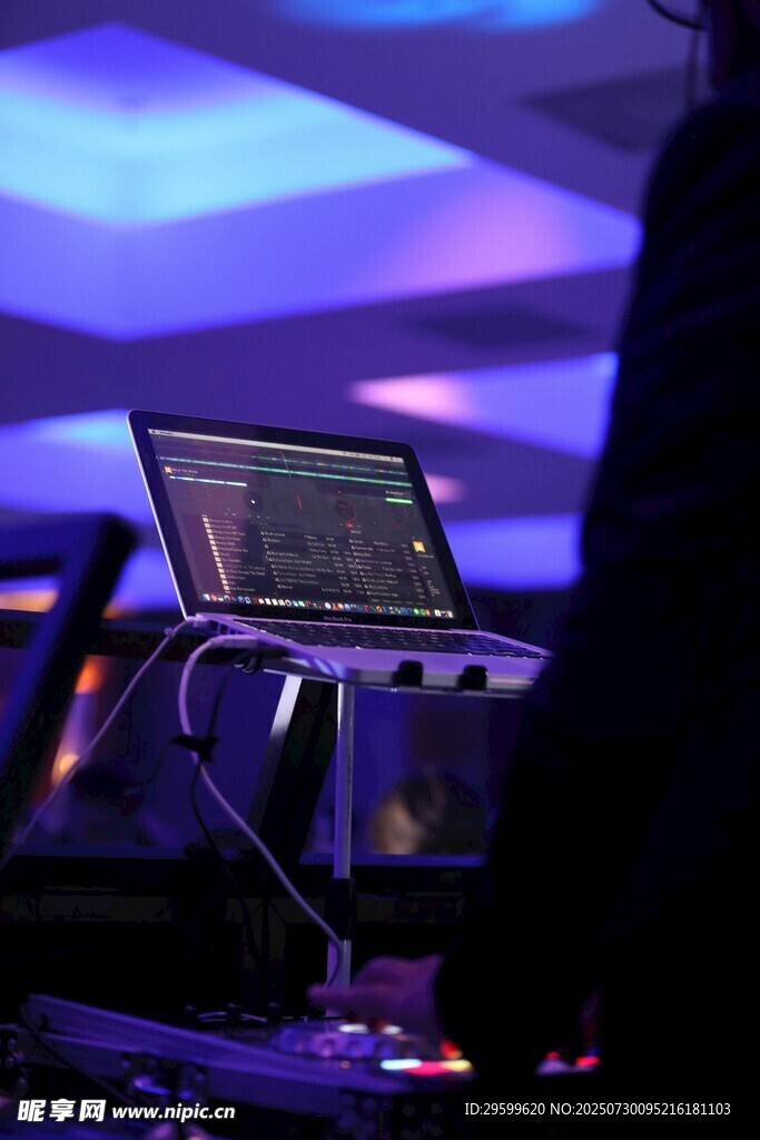 舞台上的笔记本电脑设备