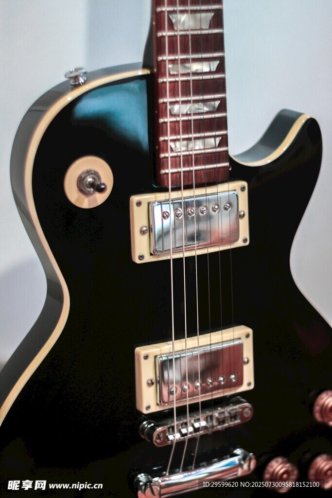 黑色电吉他特写