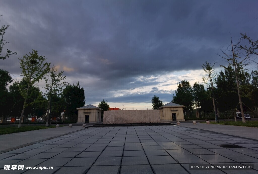 广场风云景