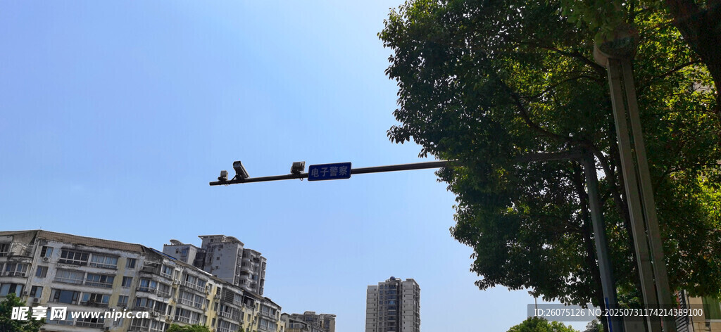 空中支架上的违章抓拍设备