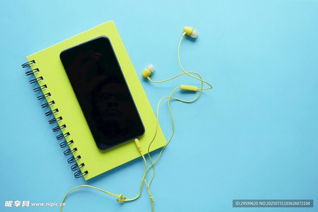 手机耳机置于笔记本上