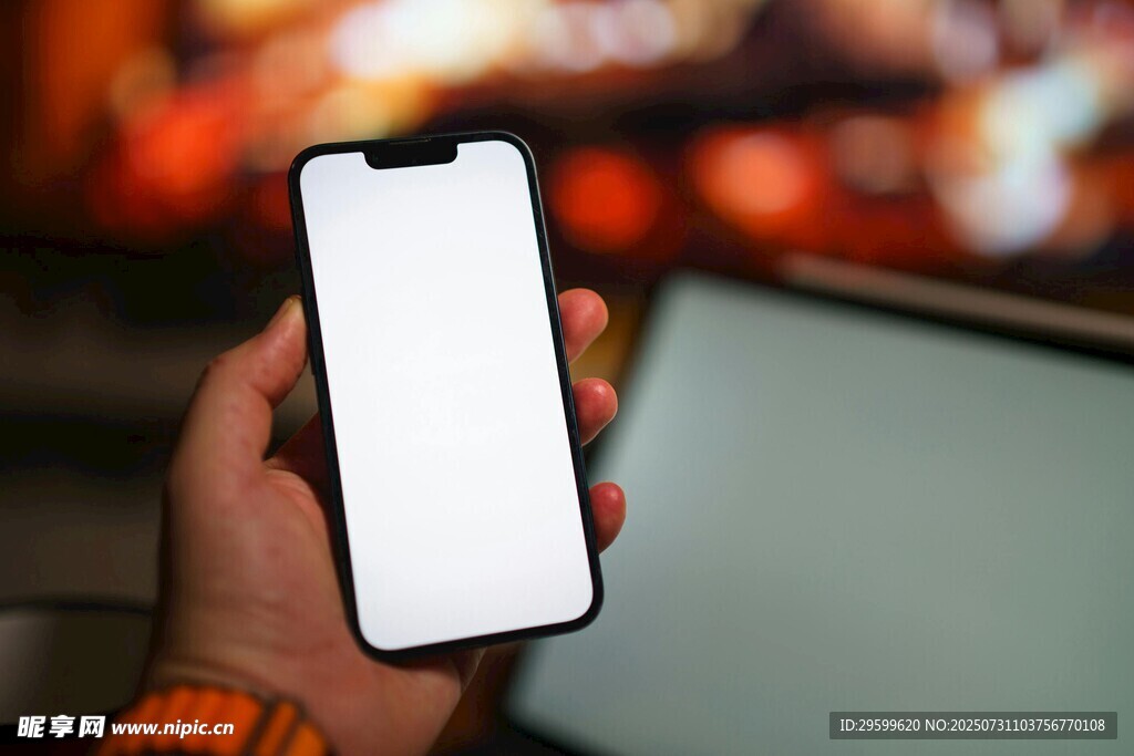 手持白色屏幕智能手机