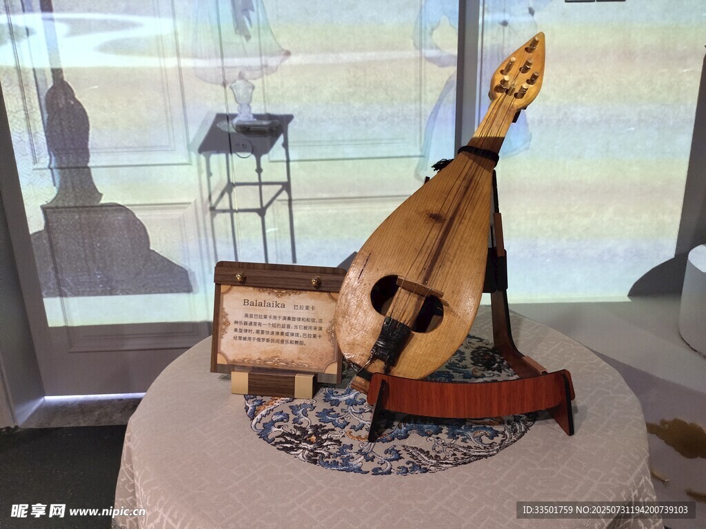 传统乐器展示于精致空间