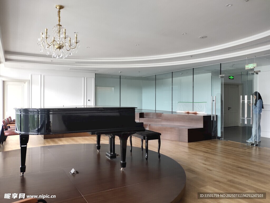 现代简约风格的宽敞客厅