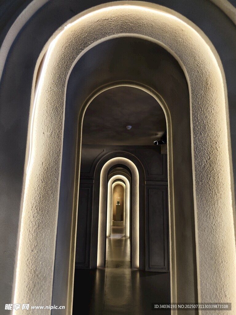 现代拱形通道内景