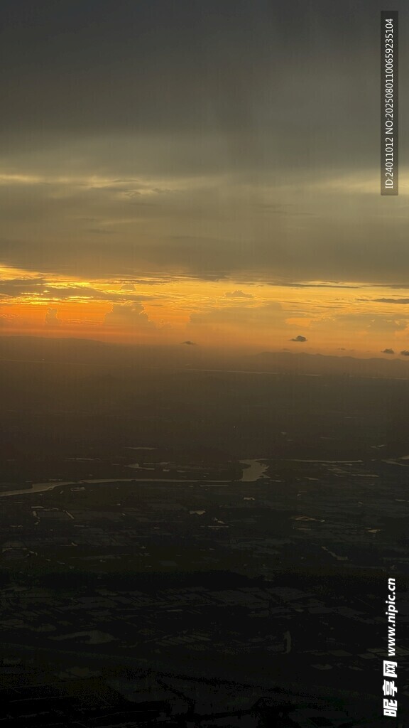 飞机上的黄昏时分的壮丽天空景观