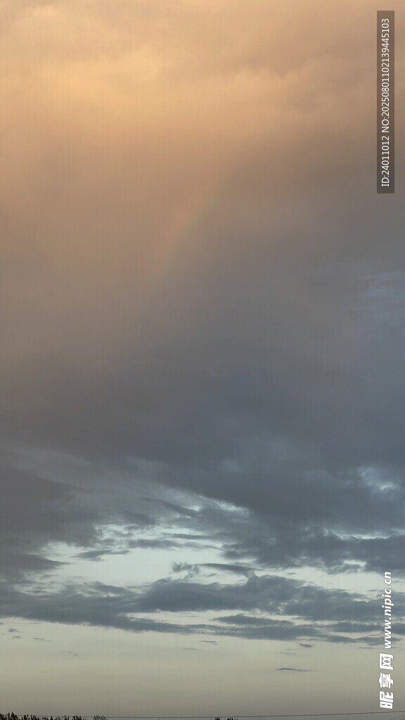 彩虹穿透云层的壮丽景象