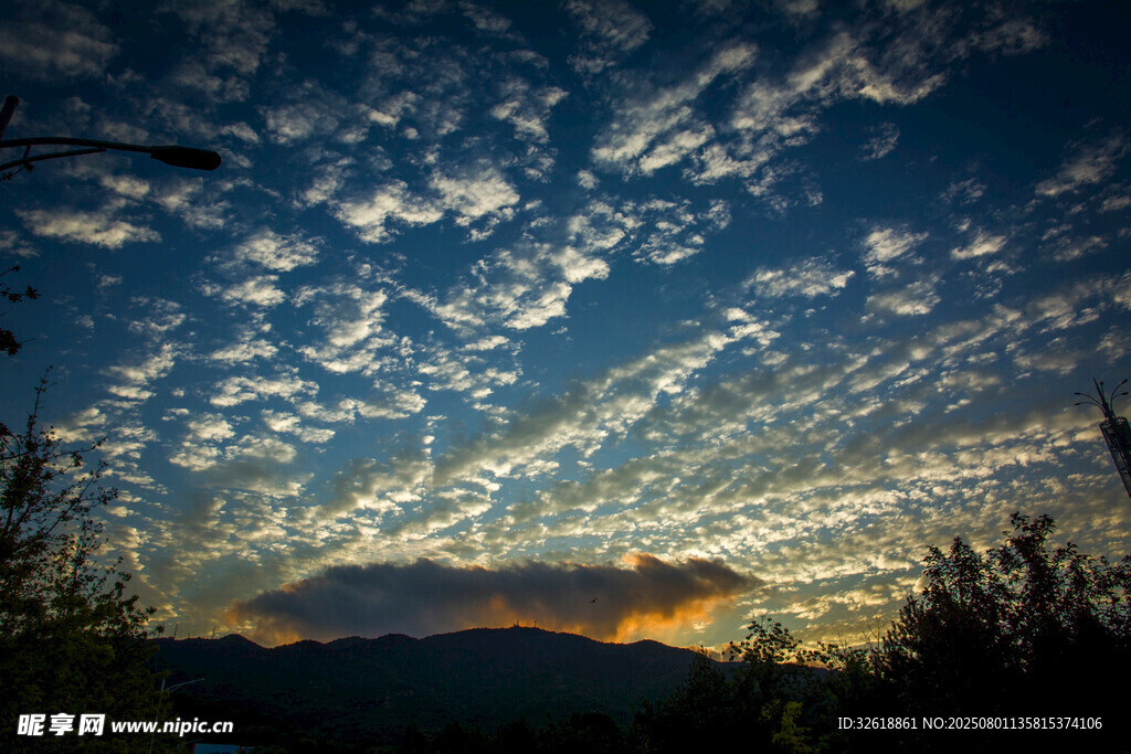 日落时分的绚烂天空景色