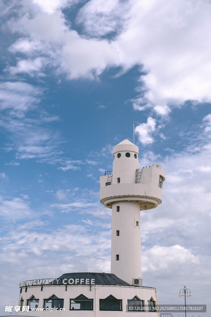 蓝天白云下的白色瞭望塔