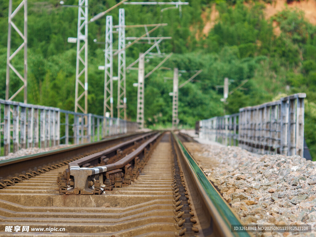 延伸的铁路轨道
