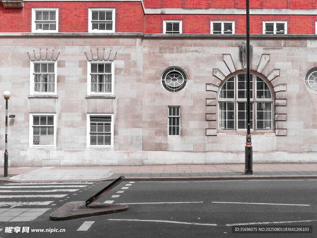 城市街道旁的特色建筑