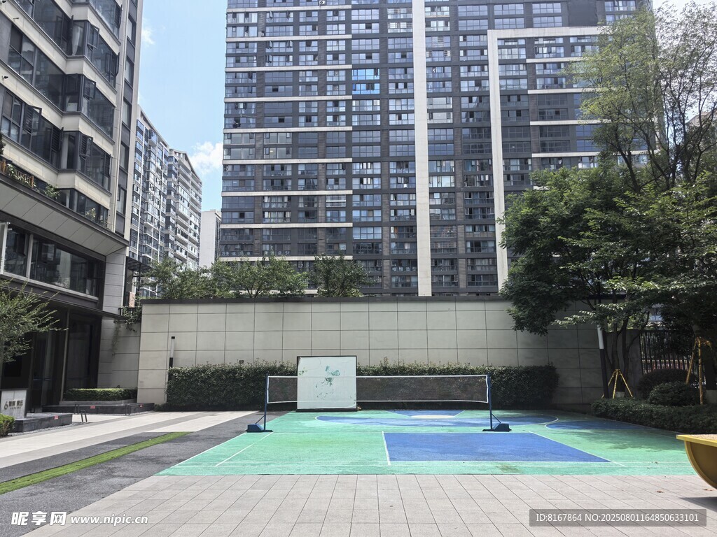 小区内的户外休闲泳池