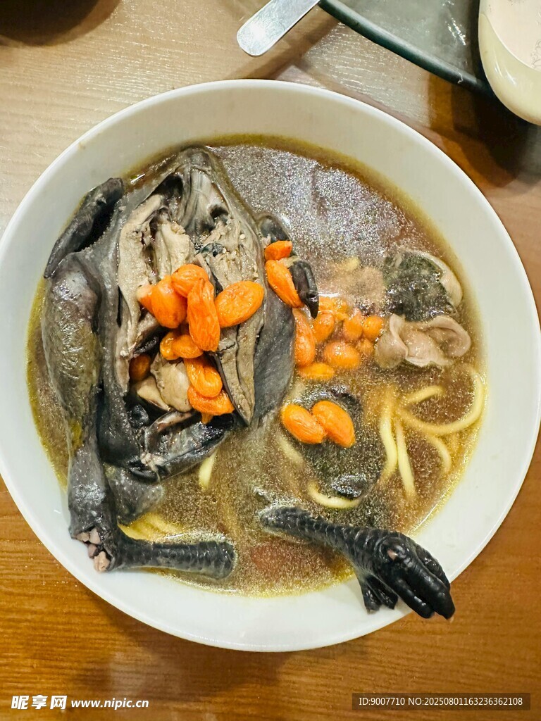 枸杞炖乌鸡