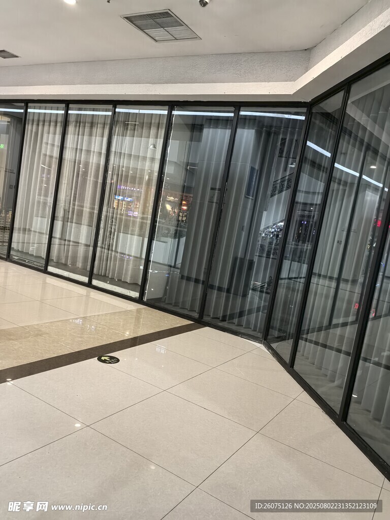 现代玻璃隔断办公空间