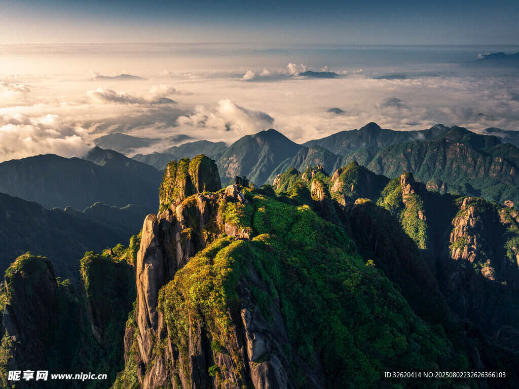 壮丽山景 云雾缭绕的奇峰