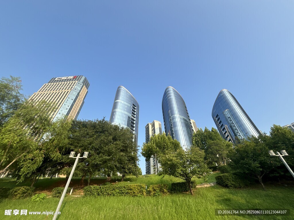 城市高楼与绿地景观