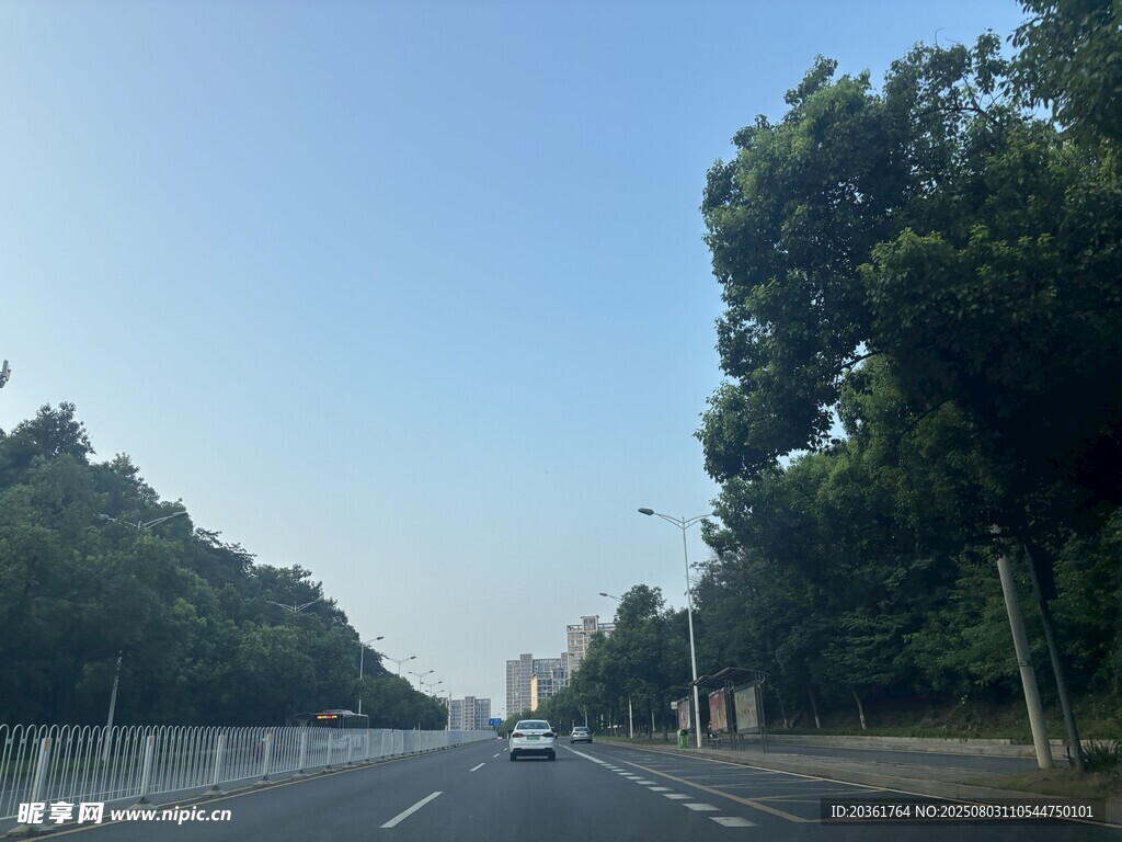 宽阔公路上的行驶景象