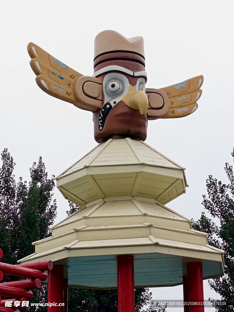 独特鹰形雕塑装饰建筑